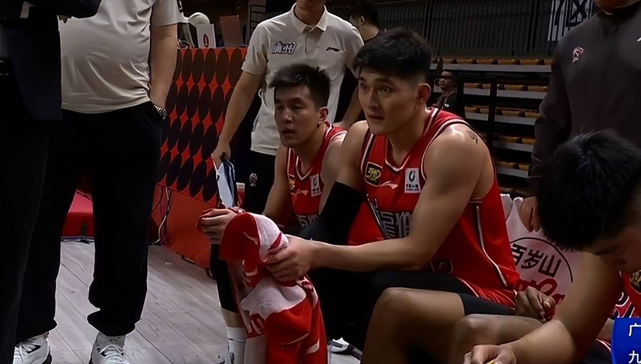 吉林男篮客场与江苏队交锋,角逐东部领袖 吉林男篮客场与江苏队交锋,角逐东部领袖